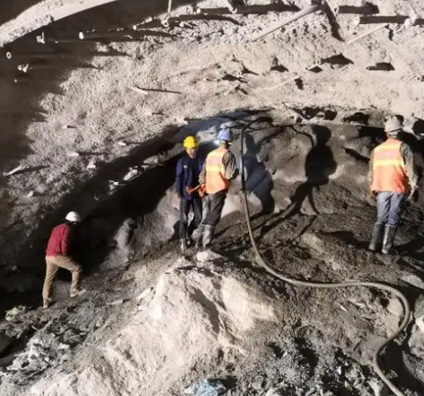 察雅隧道拱顶带模注浆料，微膨胀注浆料的特点及施工工艺